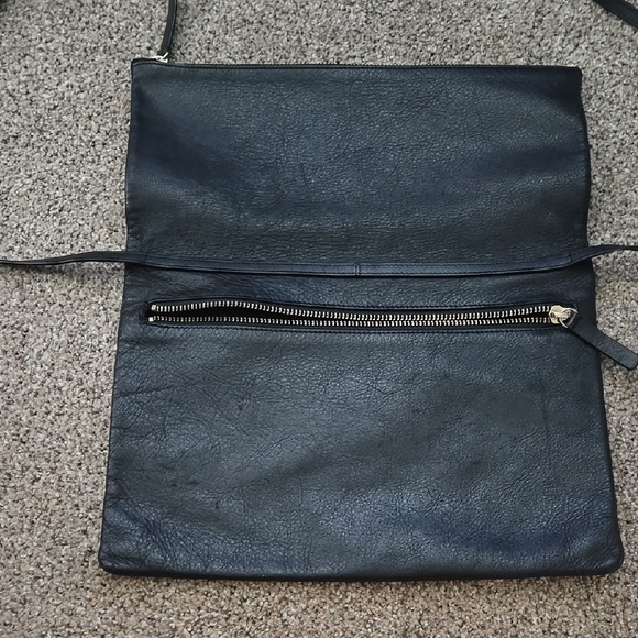 Everlane Black Leather Crossbody Bag – Classic & Functional - Picture 3 of 6